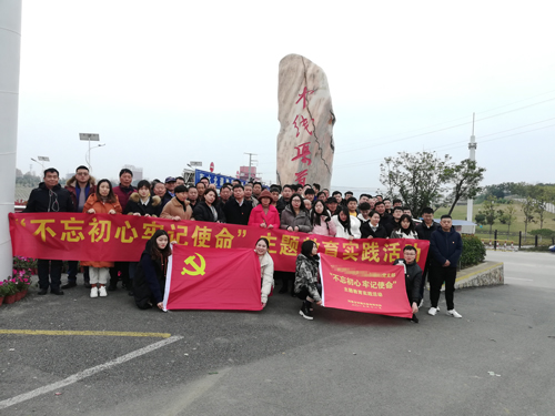中线渠首前合影.jpg