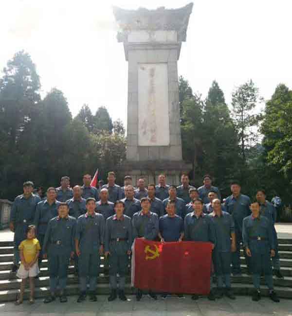 碑前拍照留念.jpg