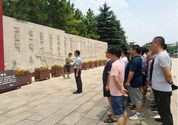 面对墙壁宣誓.jpg