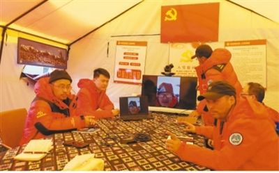 图为临时党支部开展主题党日活动.jpg