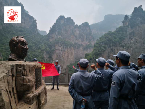 在朱德总司令雕像前重温入党誓词.jpg