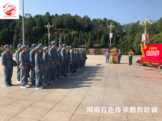 西柏坡红色基地重温入党誓词.jpg