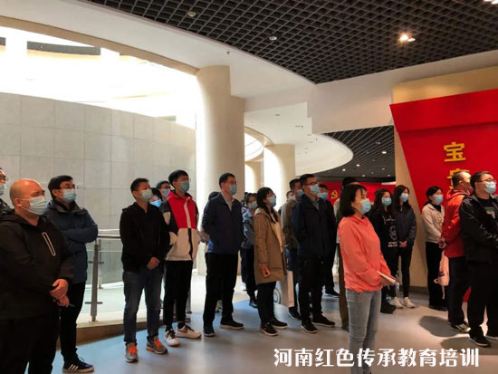 展馆内倾听讲解.jpg