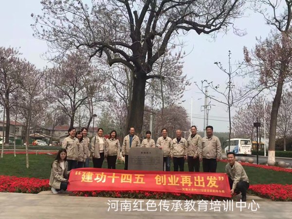 参观焦桐.jpg