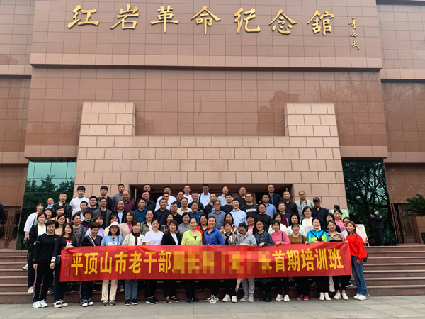 红岩革命纪念馆前合影.jpg