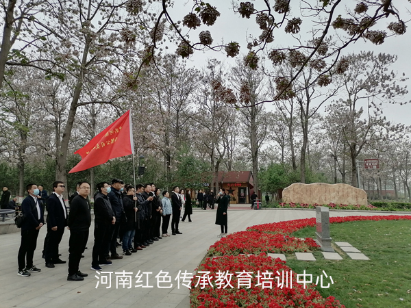 在焦桐红色基地听现场讲解.jpg