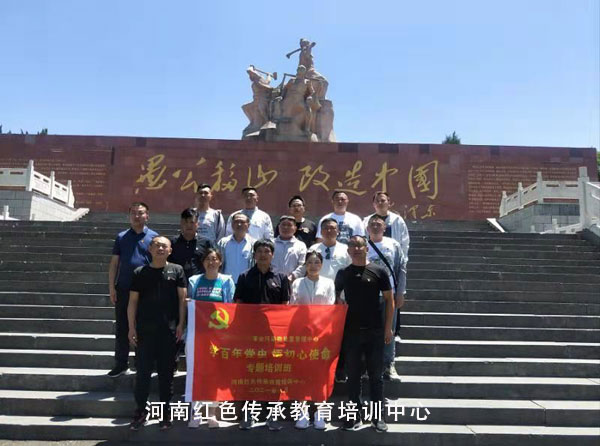 愚公广场的合影.jpg