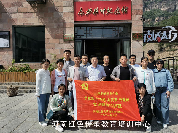 扁担精神纪念馆前合影.jpg