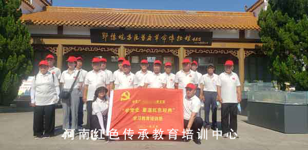 鄂豫皖苏区革命博物馆前合影.jpg