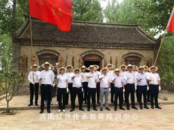 焦裕禄体验基地前合影.jpg