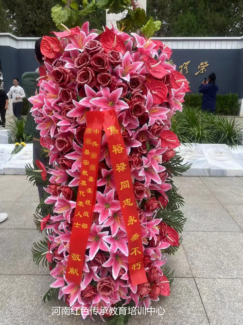 向焦裕禄陵墓敬献花篮.jpg