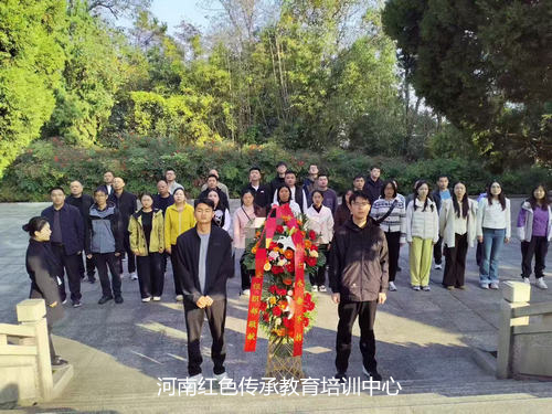 敬献花篮.jpg 敬献花篮.jpg