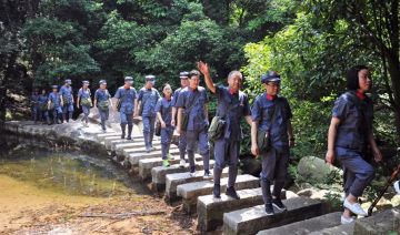 大别山红色教育体验：走“志仁小道”